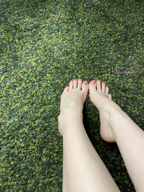 Would you enjoy my little feet on your 👅??