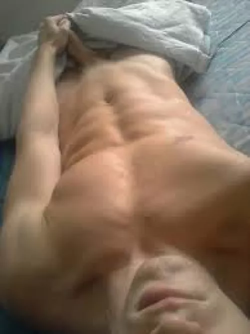 20 looking for muscles guys, love big pecs so hmu. SC: davis08.06