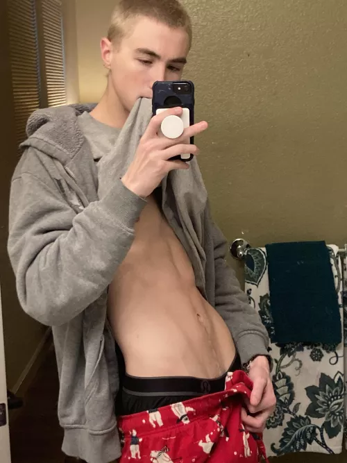 21 6’5 looking for someone hot/muscular who likes to show off n show face ++athlete ++frat ++college snap sec_cy