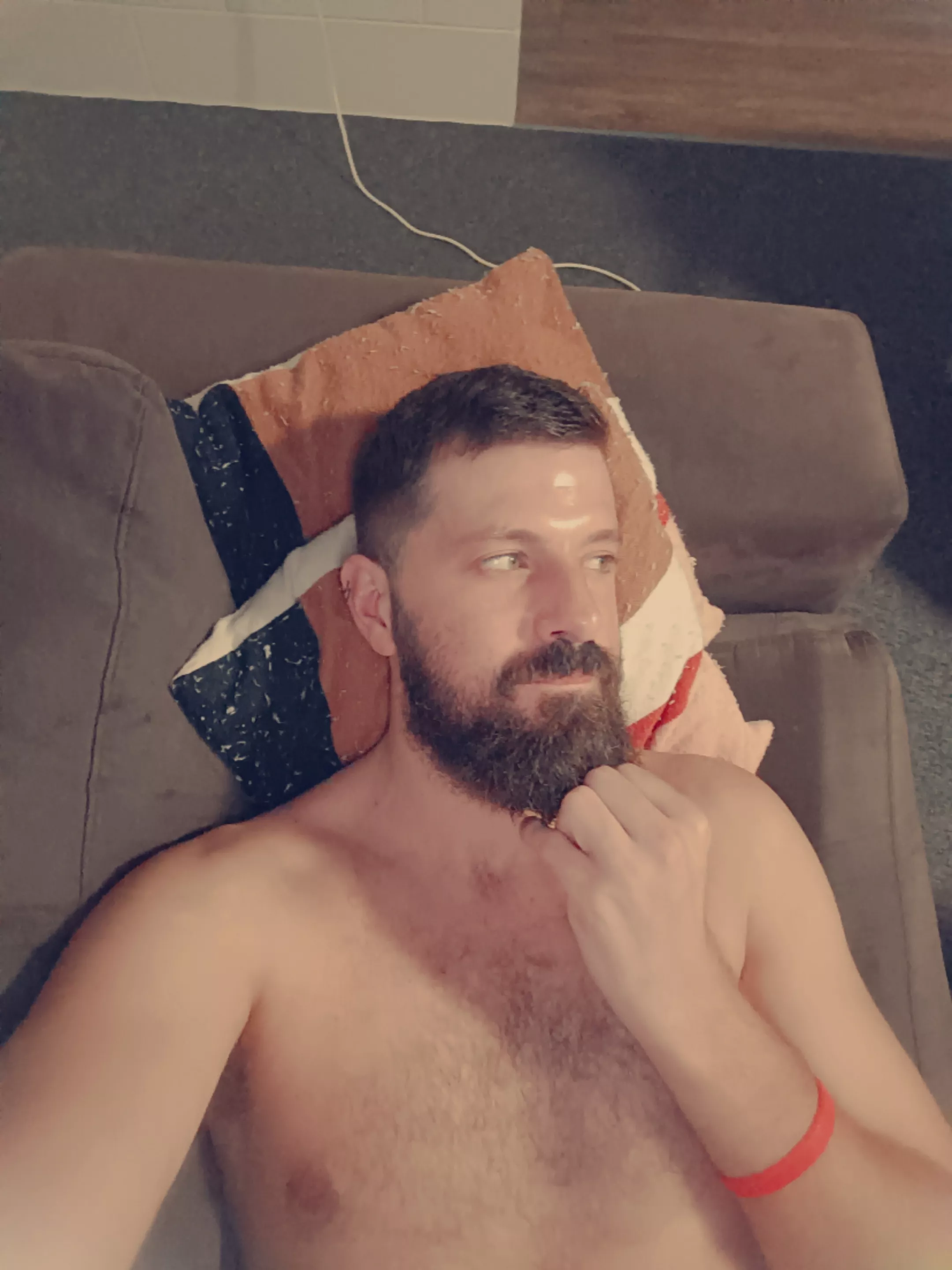 (31) Is it weird to J/O at a mates house?