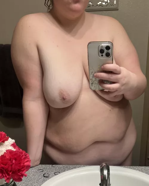 5’6 300lbs (26f) this is such a big step for me to post my tummy