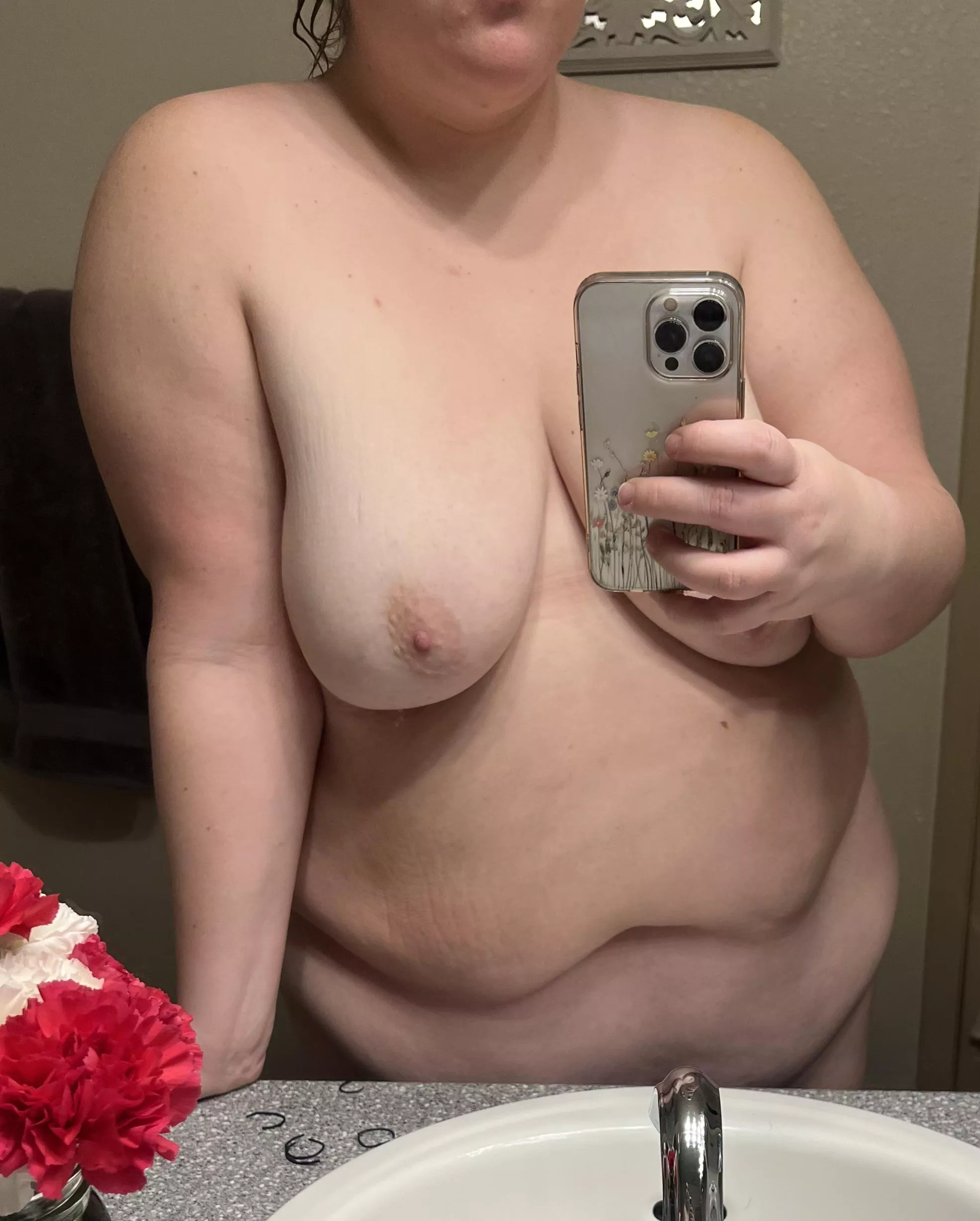5’6 300lbs (26f) this is such a big step for me to post my tummy