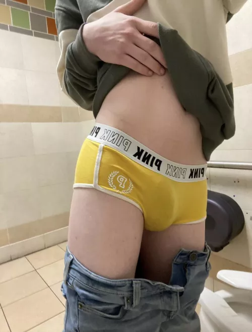 At the Mall rn what kind of undies should I get