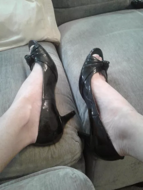black peep toe pumps