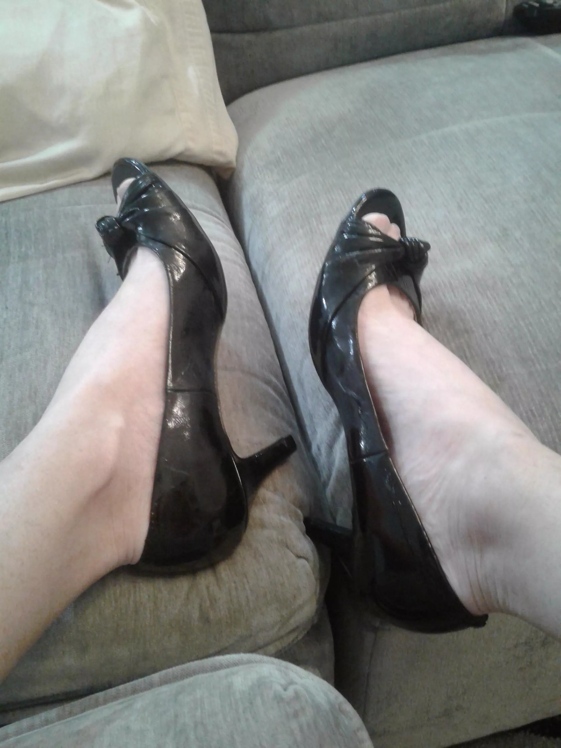 black peep toe pumps