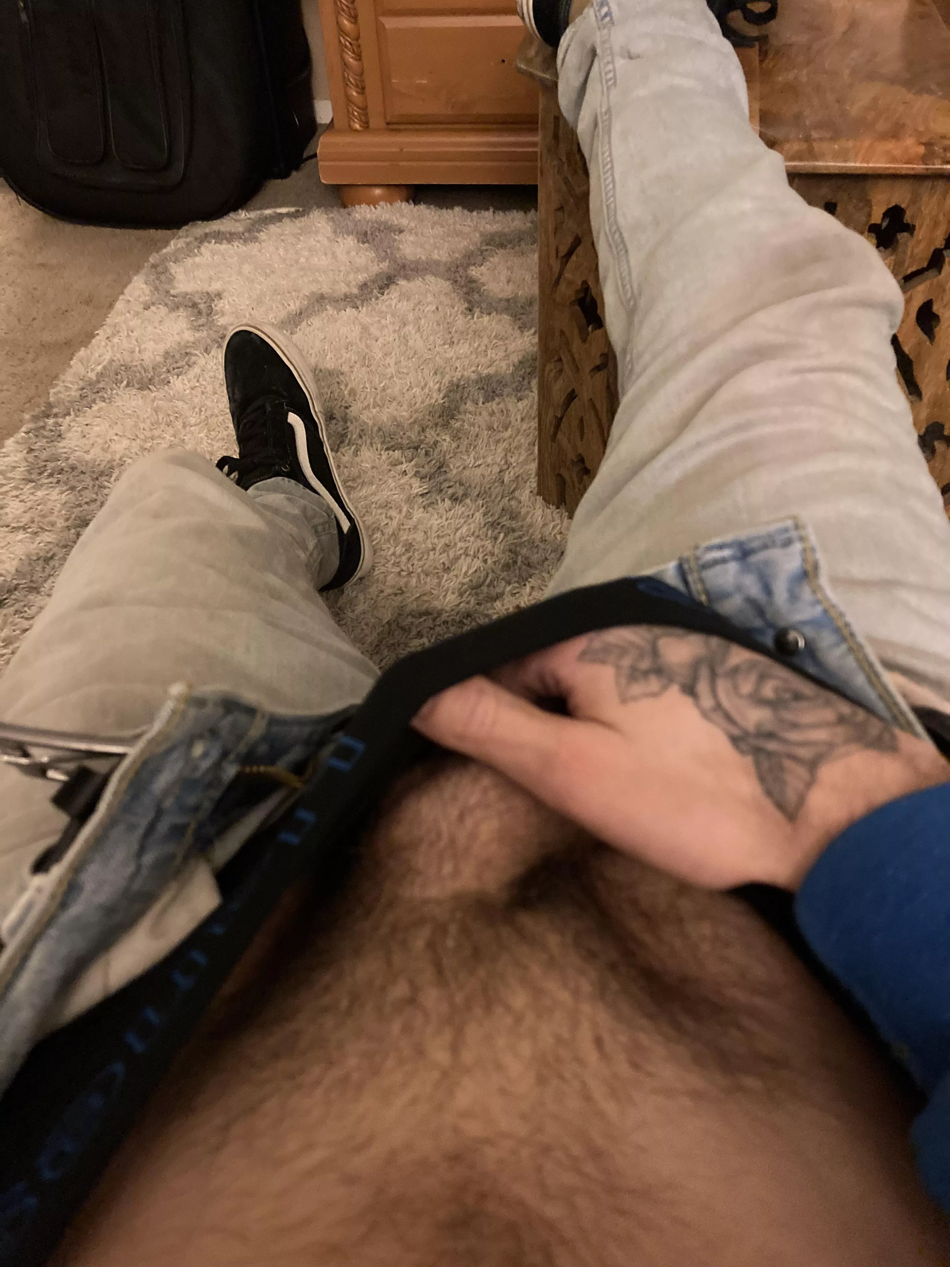 Can’t keep my hands out my pants 🫣