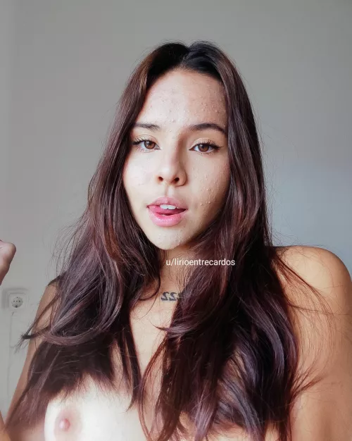 Do you like my cat eyeliner? (don't mind my nipple wanting to be the protagonist lol)