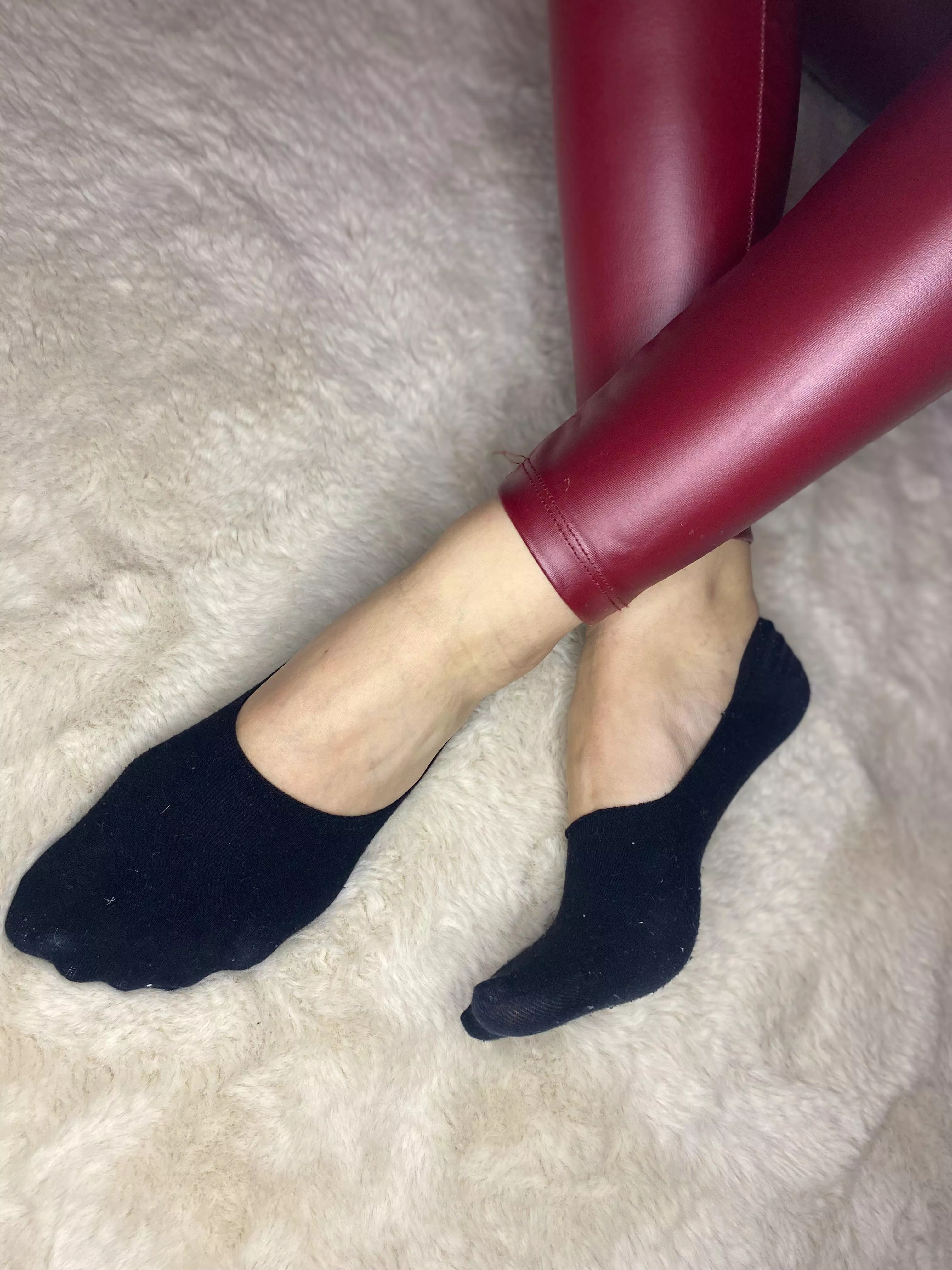 Do you like to smell my socks? Or do you prefer me barefoot? 🫦👸🏻