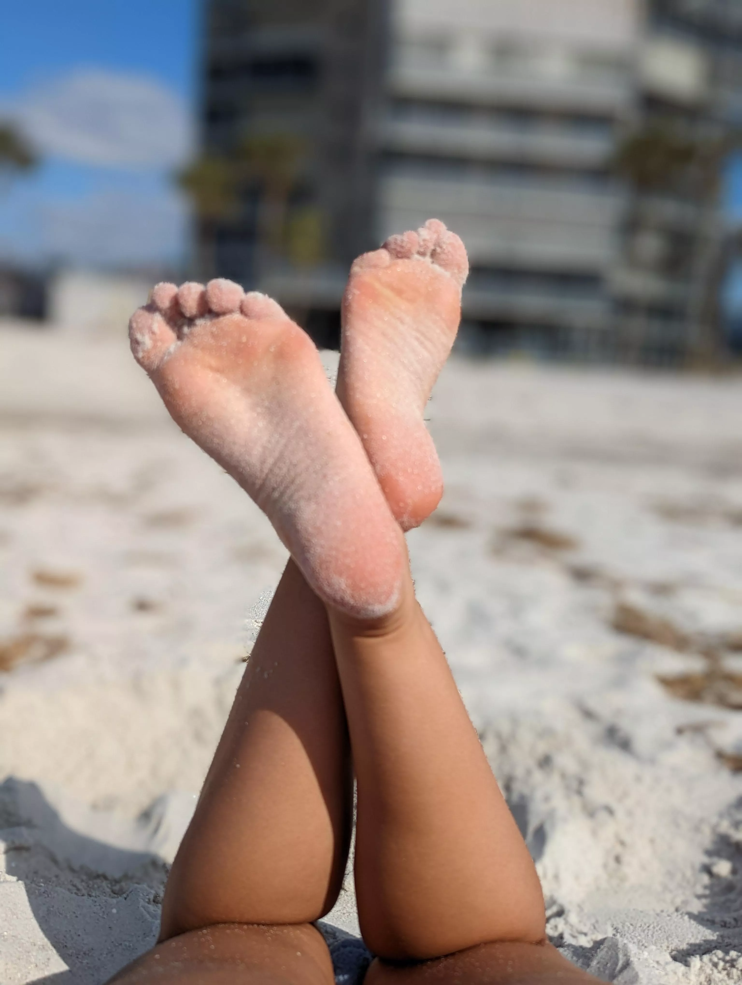 Does the sand look nice on my feet? 😇