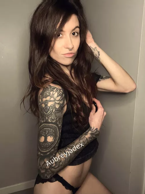 Don't look at the caption look at me