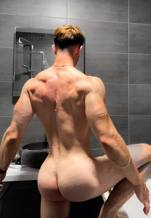 European athlete here w/ muscled ass.