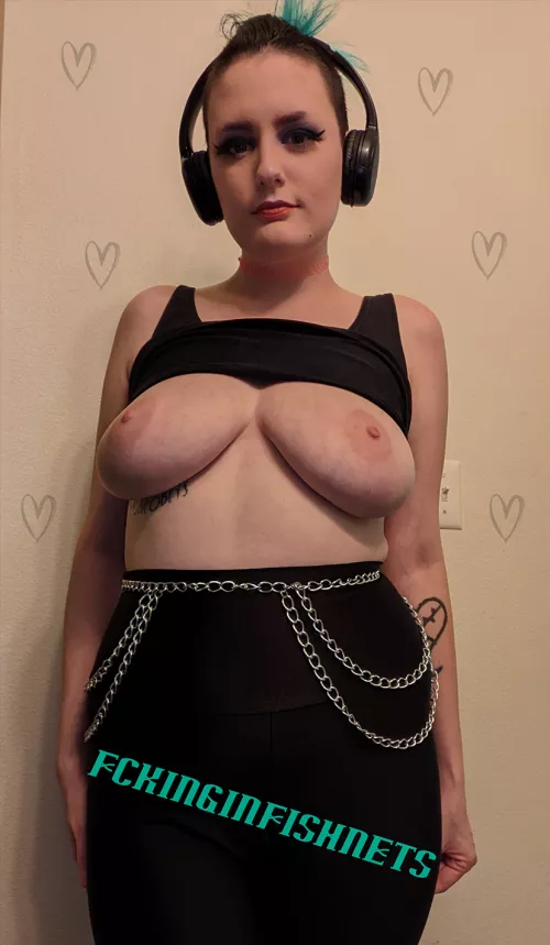 [f] I hear I look fantastic in a pair of tight leggings and not much else