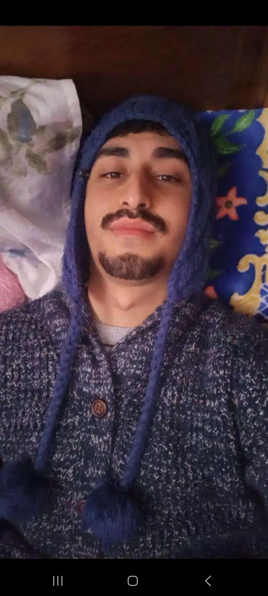 feeling super cold. Am I the only one who has a love and hate relationship with winter? DMs opens :)