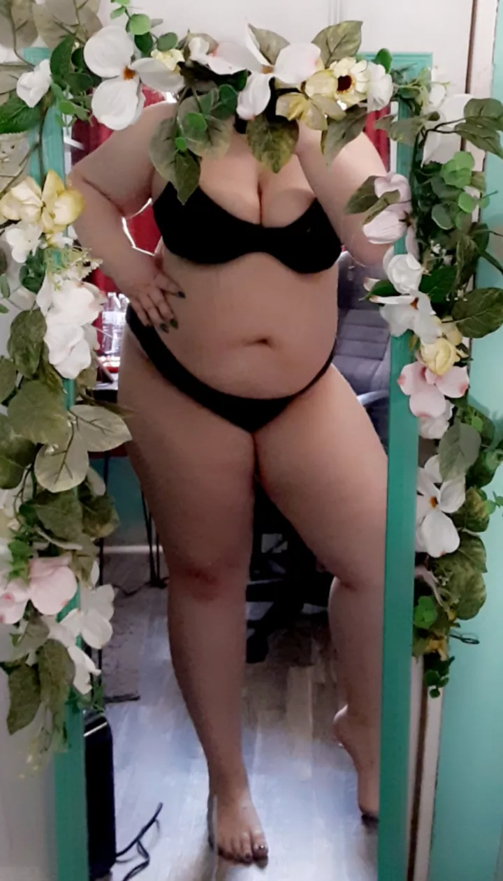 Got a bit more comfortable today, hope you guys like my thighs 😉😏