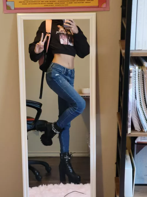 Had to pull out the jeans for this week. Hope they still look okay 😅😅