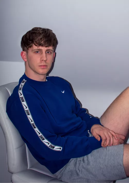 Hey, msg me I need new friends!