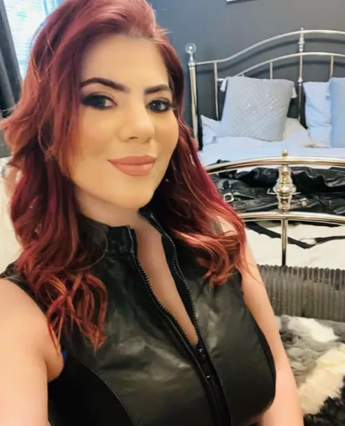 Hit an arrow for a humiliation instant task and 3 pics in your DM 1 comment= surprise [domme]