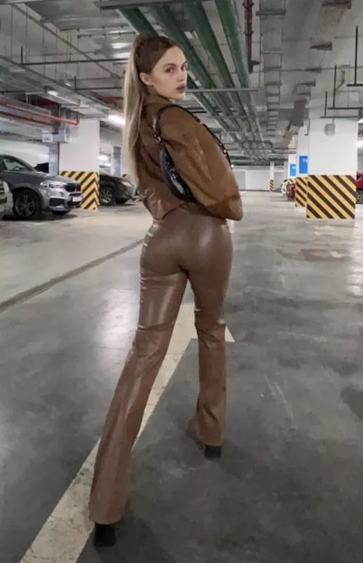 How’s my leather ass?🍑😳