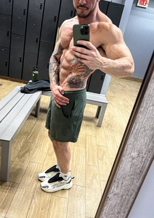 (M) Anyone want to pose with me?