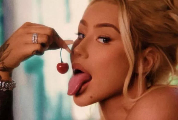 My tight little pussy wants to get used by men and women😩😩 come use me like a little fuck doll