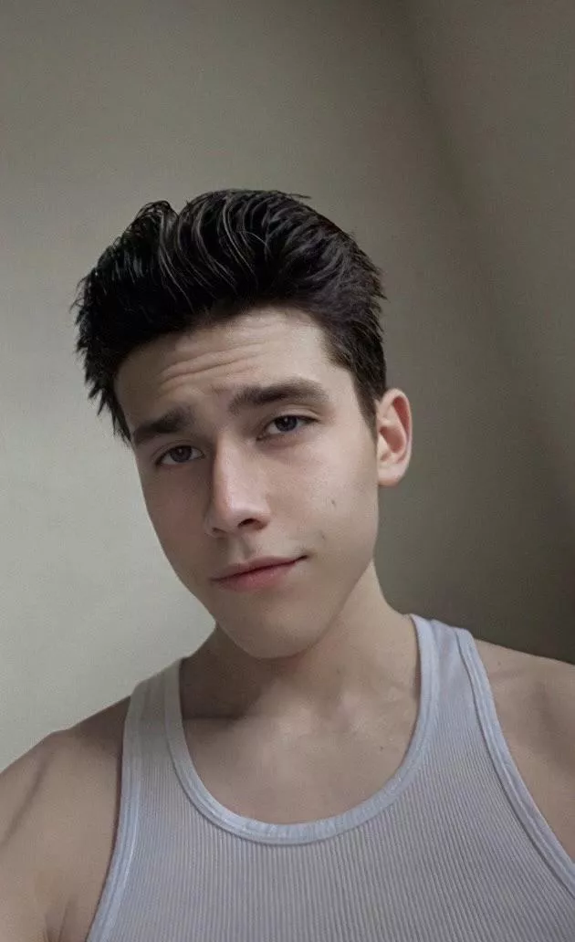 on mondays we wear white tanks 🥰