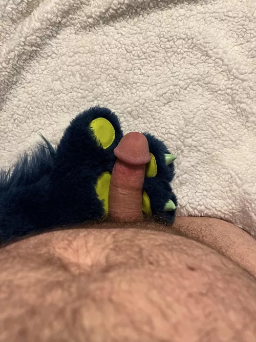 Pawing off is one of my favorite things to do, but…👀