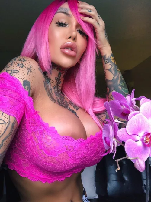 Pumped up lips & tits 😍