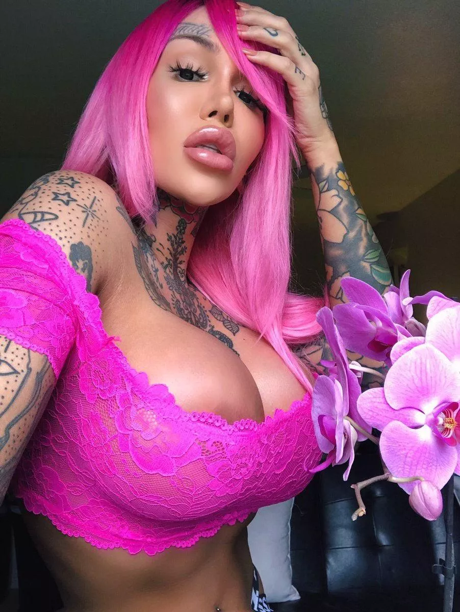 Pumped up lips & tits 😍