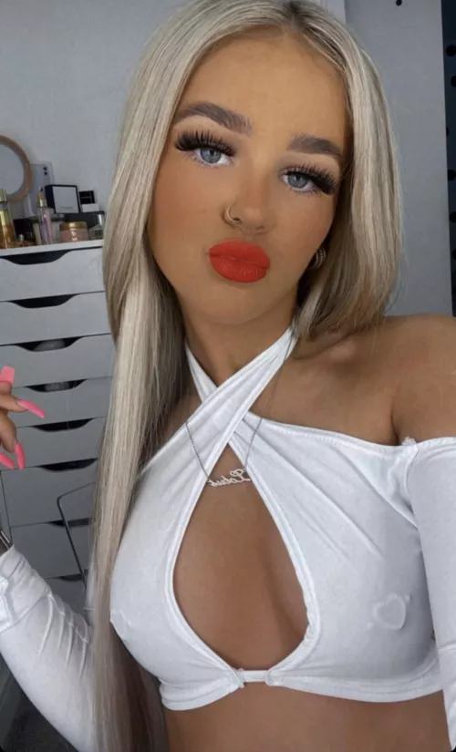 Red lippy+pierced nips🥵