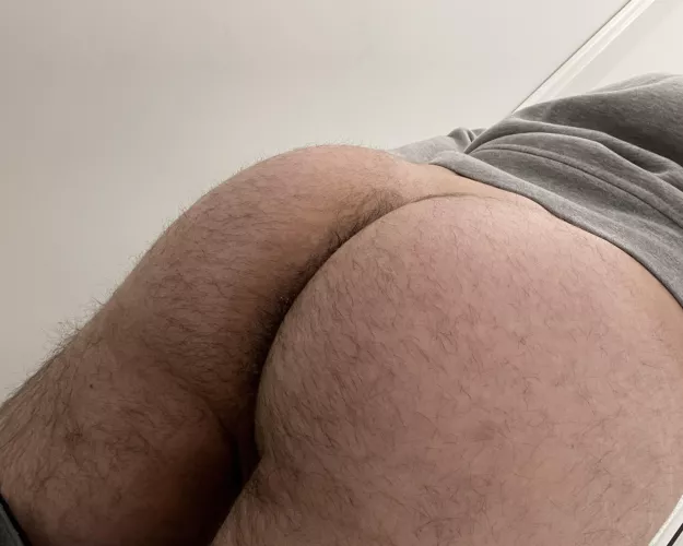 Round butt at work😜