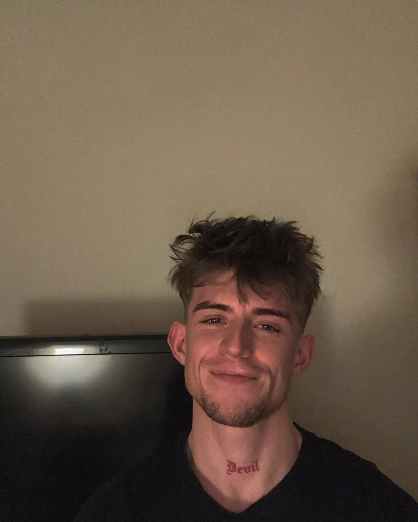 S/o to all my fellow awkward smilers, we are trying 🥹