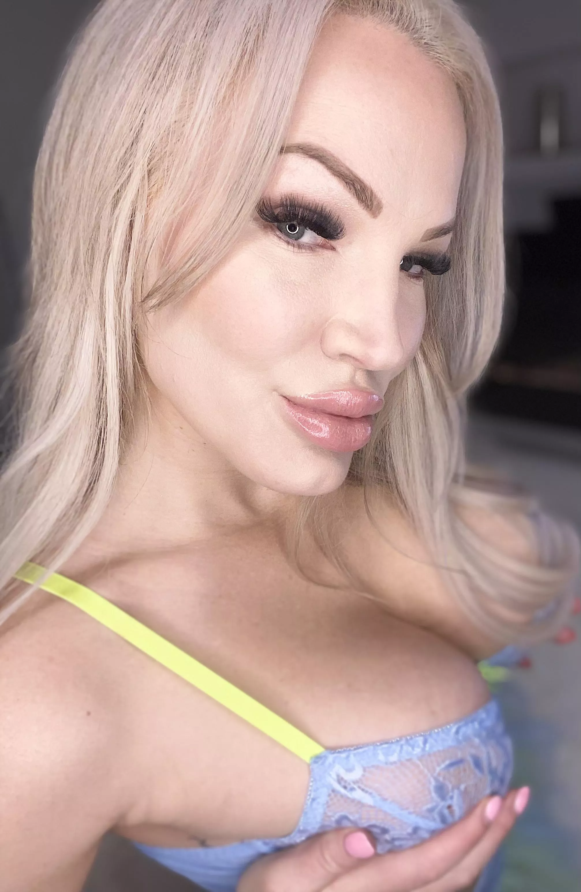 What locked up cuck wants to watch mommy play with herself on FaceTime ?