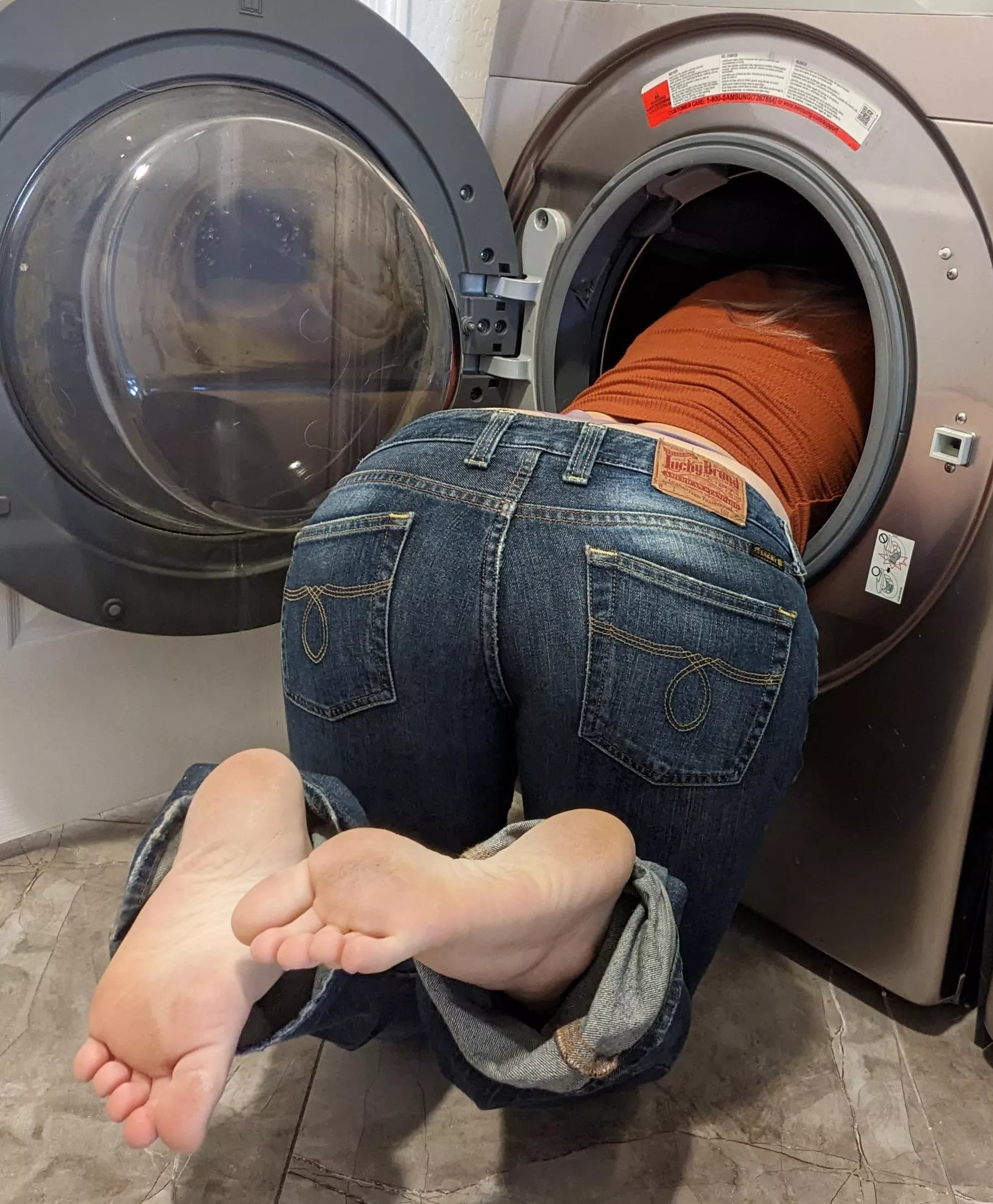 Who's helping me on laundry day? 😜