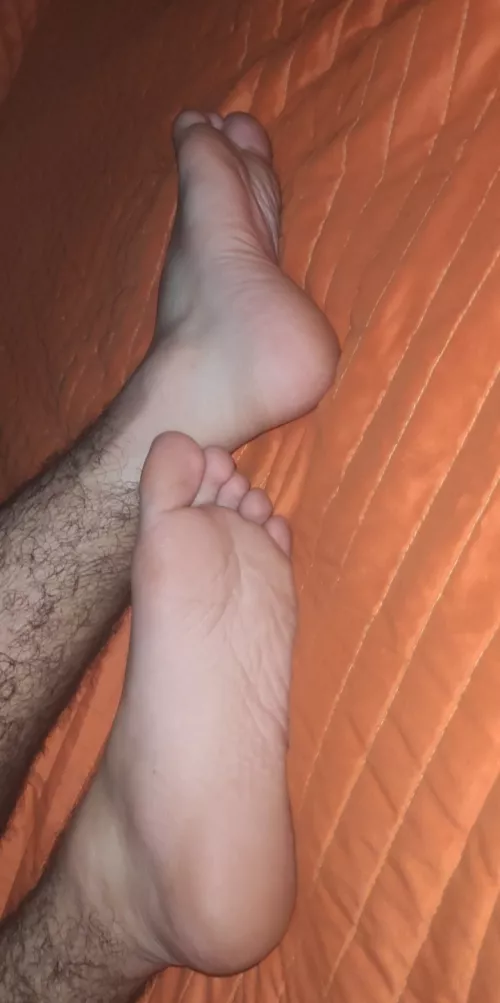 ⬆️ as a sign of submission to my feet, and serve 🙌