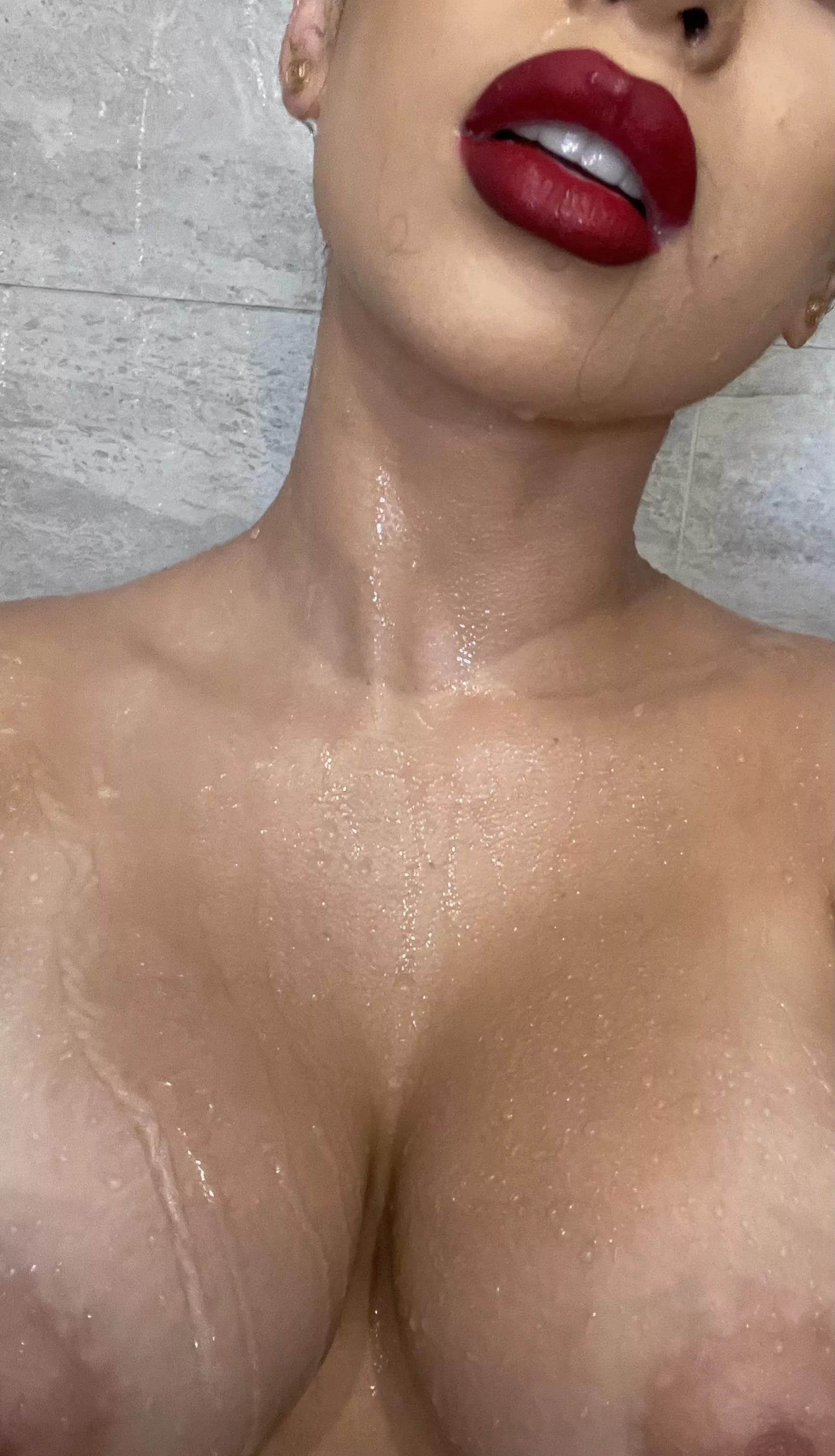 Can I suck your dick with my red lipstick💄💋