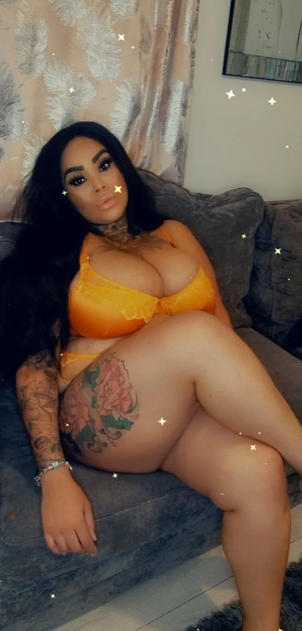 @curvyqueenxoxo