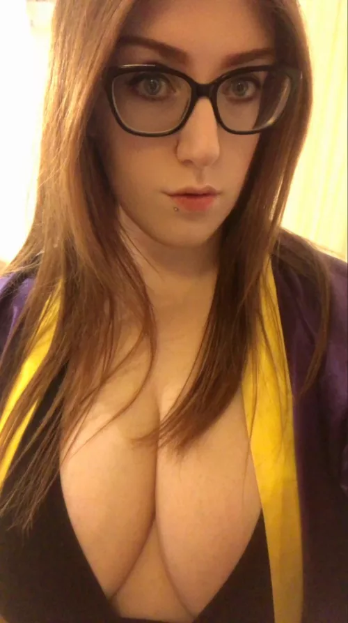 Feeling so sleepy! Come cuddle! 😍