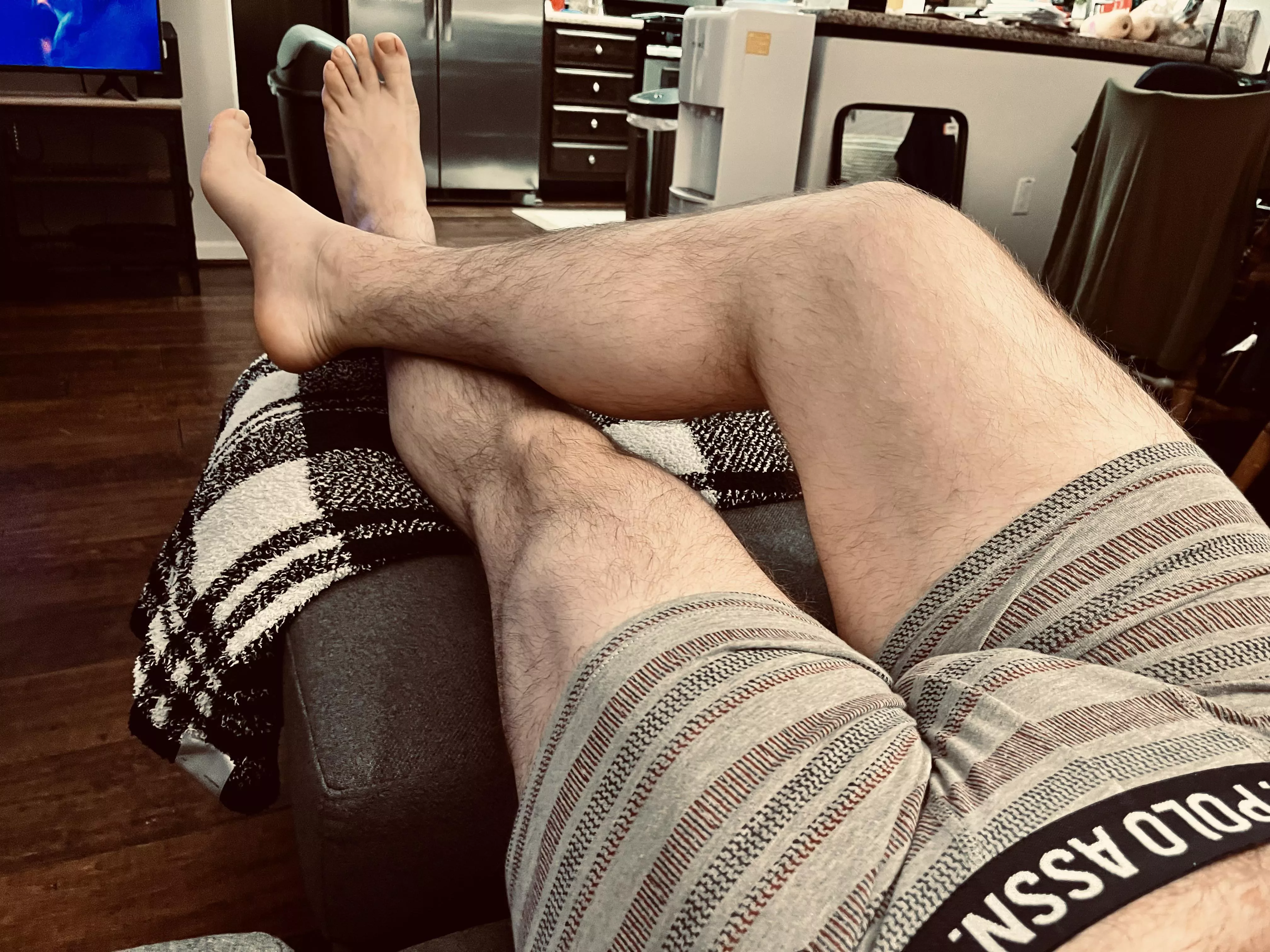 Feet up, pants off kinda morning 😏🦶🏼