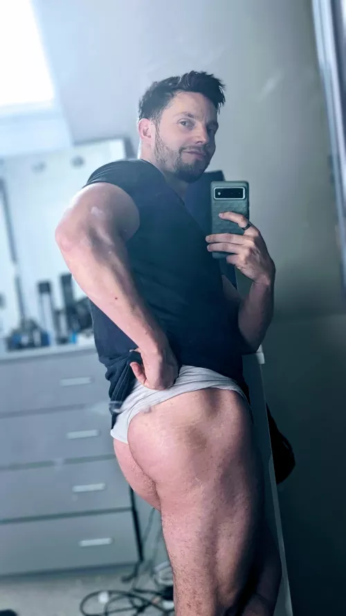 Happy hump day from me to you 🍑 hope you don't mind a few stretch marks 👀