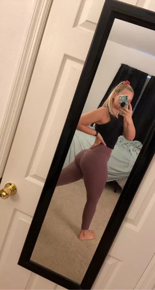 Happy hump day. Who wants to spank me to celebrate?😈