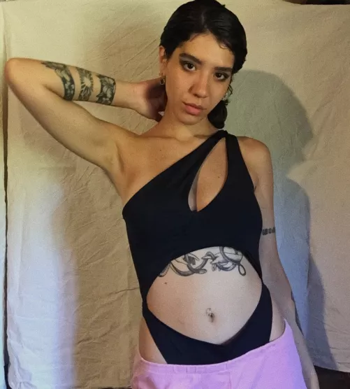 hey u! 😛 ready to suck my armpit?