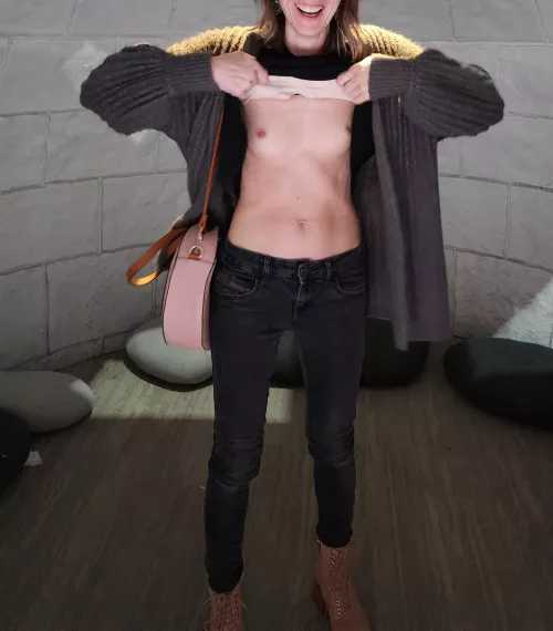 I love the thrill of flashing my tummy in a public place 🤫 [img]