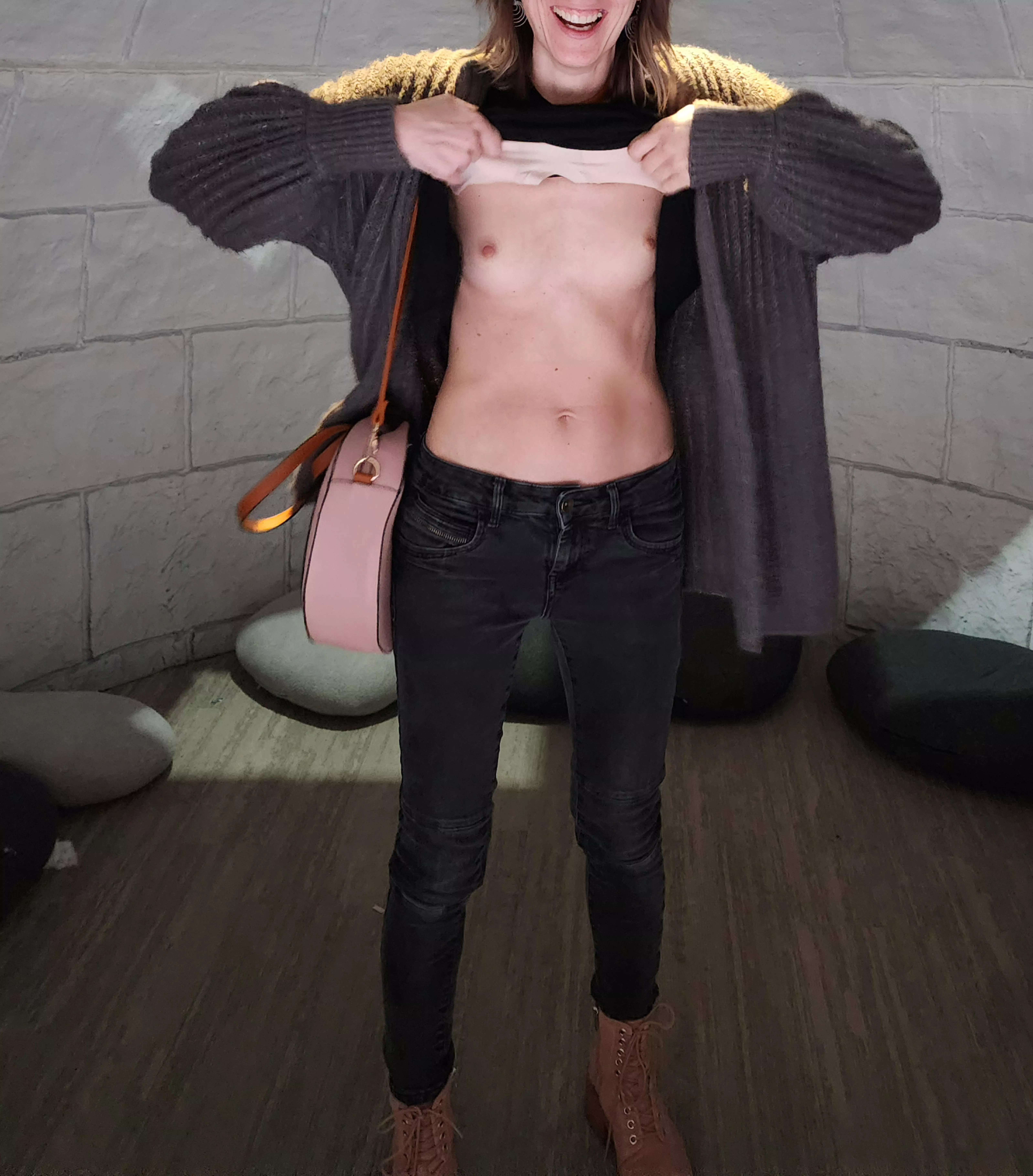 I love the thrill of flashing my tummy in a public place 🤫 [img]