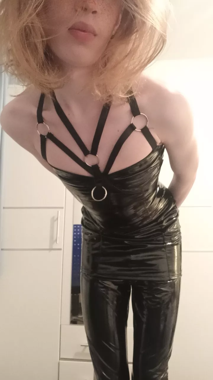 i love this shiny dress and leggings combo 😍