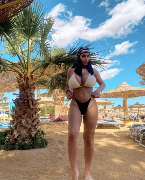 Just naturally fills out the bikini 👙