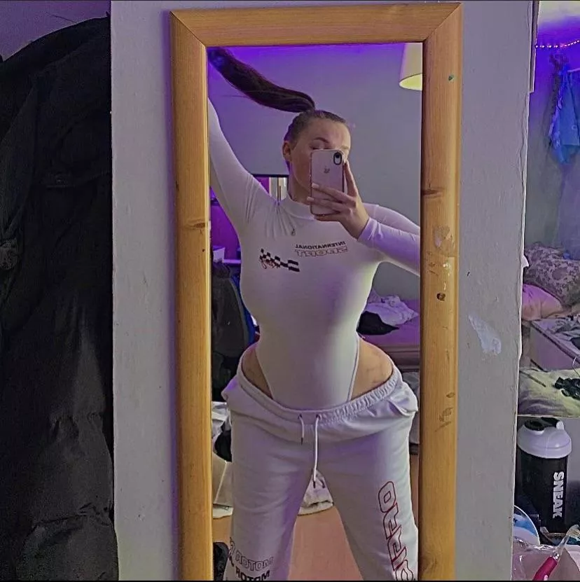 Love the curve of those hips