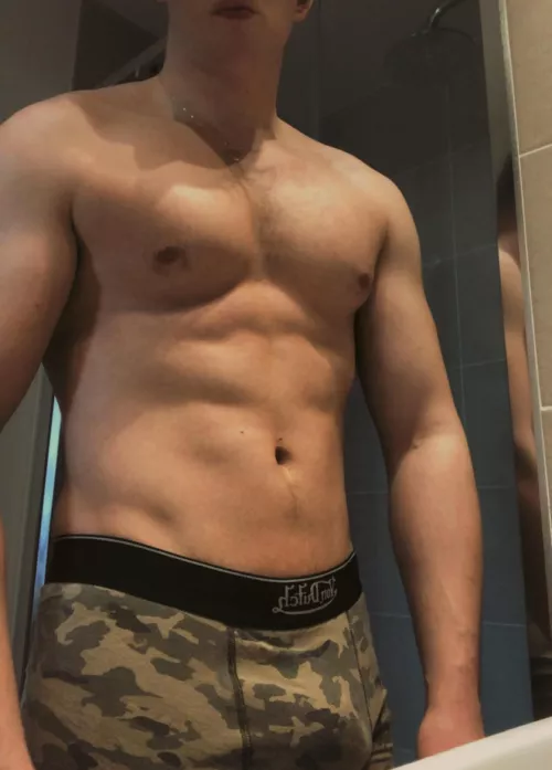 My bulge just waiting to explode out my boxers 😏