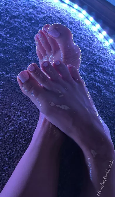 Oiled light toes and pretty feet