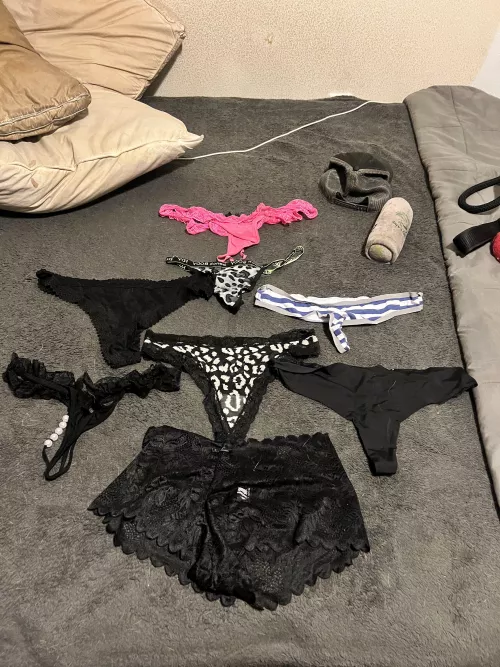 Pick,Top comment in an hour is what I wear & model for y’all