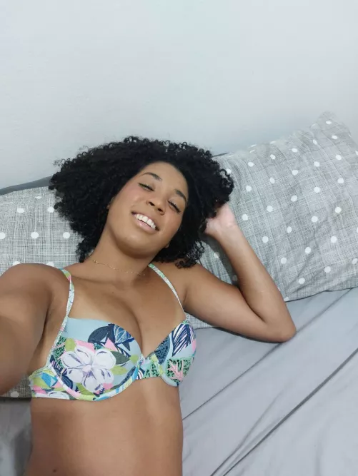 Quick kiss in bed before going to the beach